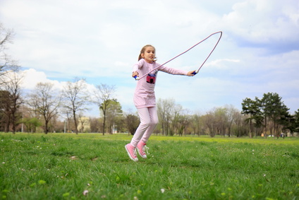 Kind wat aan het touwtje springen is. Je kind leren touwtje springen draagt bij aan het versterken van de essentiële vaardigheden wat leidt tot een mooiere, gelukkigere en succesvollere toekomst.